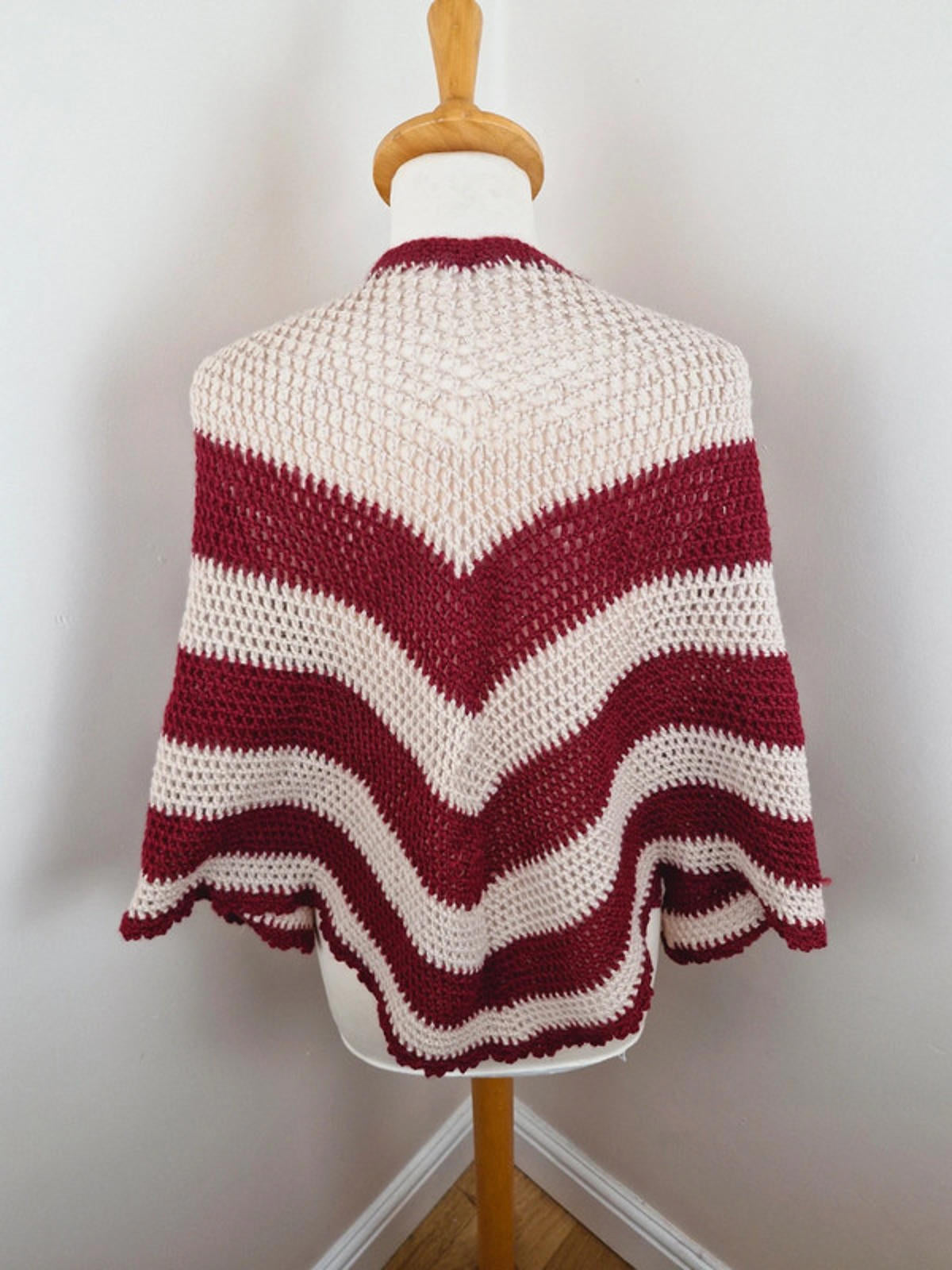 Womens Vintage Handknitted 1970s 70s Cape Poncho Shawl