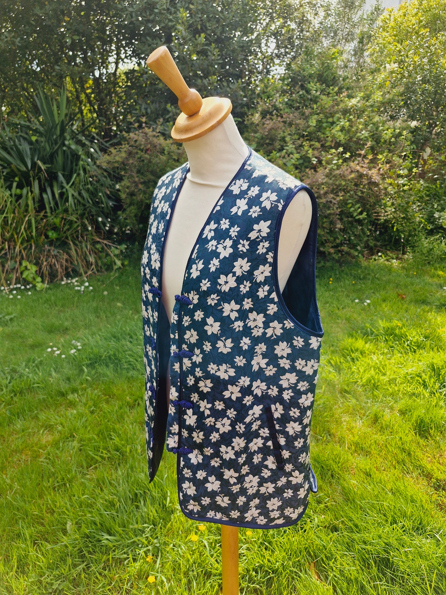 Vintage Silk Navy & White Waistcoat Gilet L