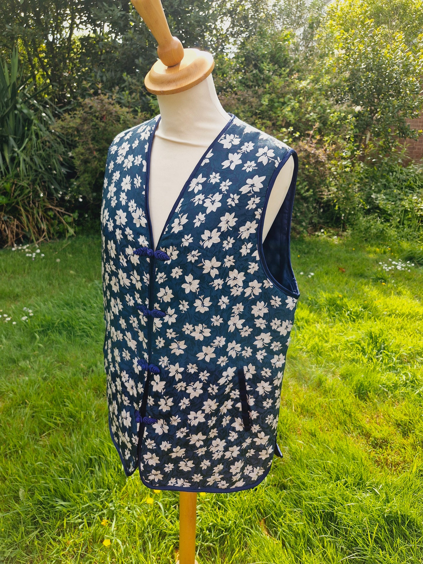 Vintage Silk Navy & White Waistcoat Gilet L