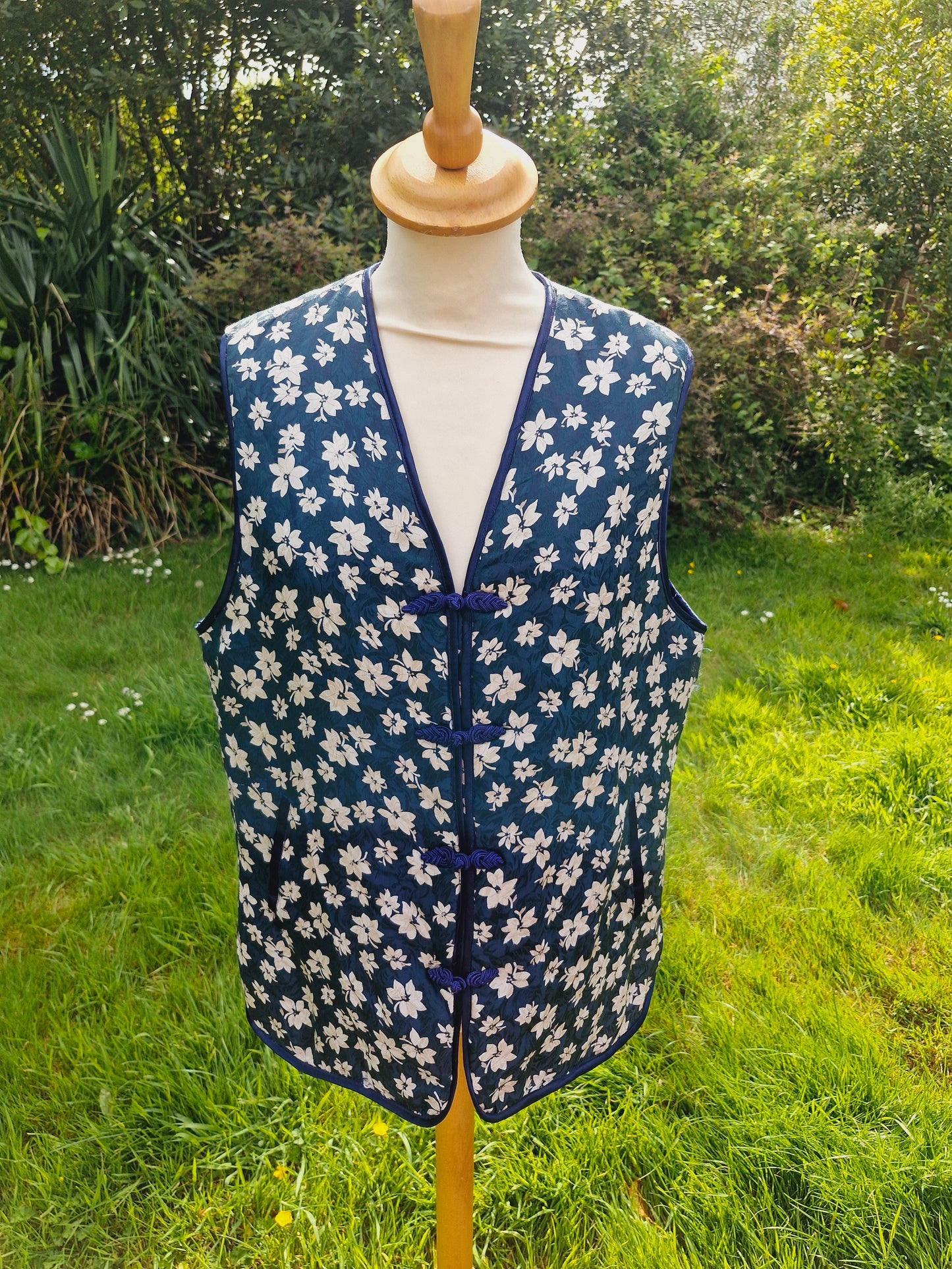 Vintage Silk Navy & White Waistcoat Gilet L